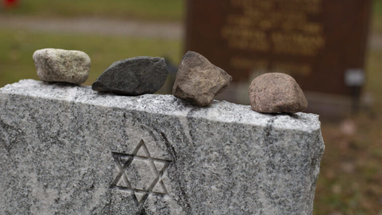 Rabbi for Unveiling in Connecticut